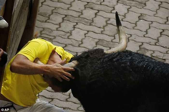 Phía bệnh viện ban đầu cho biết có 4 người đã bị thương nặng, nhưng sau đó, các cơ quan chức trách đã thông báo con số bị thương là 3 người