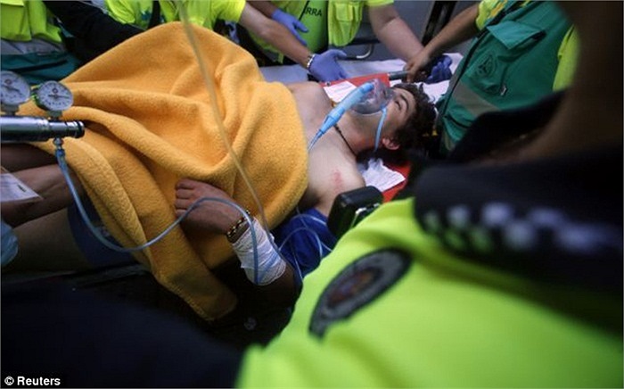 Người đàn ông này đã phải trải qua một cuộc phẫu thuật khẩn cấp ngay sau đó