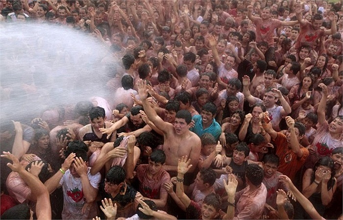 Kết thúc lễ hội, du khách có thể cùng nhau tắm rửa với một vòi phun nước lớn