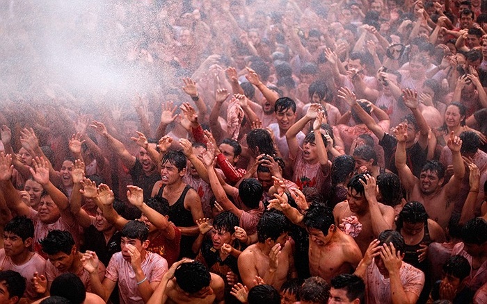 La Tomatina là sự kiện diễn ra hàng năm, với sự tham gia của rất đông du khách trong và ngoài Colombia.
