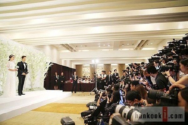 Có tới 900 người tham dự lễ cưới bao gồm gia đình, bạn bè cô dâu, chú rể, đặc biệt trong đó quy tụ gần như toàn bộ sao bự của làng giải trí Hàn như Kim Tae Hee, vợ chồng Kim Bum Soo, vợ chồng Jung Jun Ho, Kim Bum...