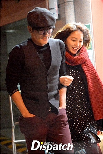 Họ bắt đầu có dấu hiệu trở lại vào năm 2012. Những tin đồn thất thiệt về chuyện tình của cặp đôi đẹp nhất nhì xứ Hàn một lần nữa khiến người hâm mộ dấy lên hy vọng về sự tái hợp thật sự.