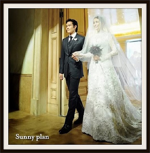 Năm nay chú rể Lee Byung Hun đã 43 tuổi còn cô dâu Lee Min Jung cũng đã 31 tuổi xuân.