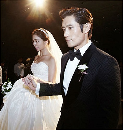 Cô dâu Lee Min Jung duyên dáng, xinh đẹp trong chiếc váy cưới hàng hiệu, sánh đôi cùng chú rể hơn cô 12 tuổi. 