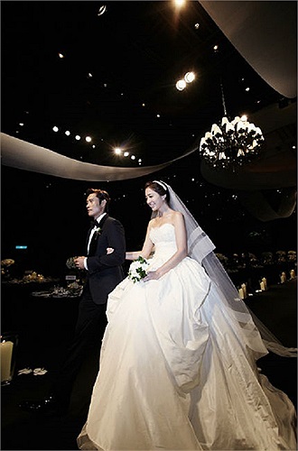 Theo thông tin ban đầu, đôi uyên ương bỏ ra khoảng 120 triệu won - hơn 100.000 USD (hơn 2,2 tỷ) để trang trải cho các dịch vụ trong đám cưới.