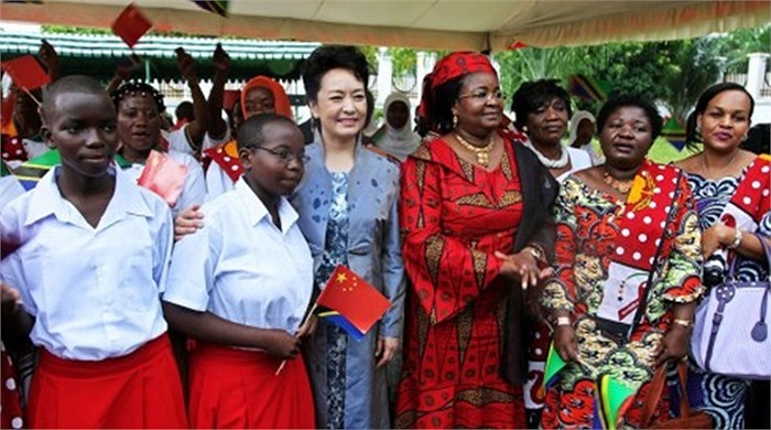 Bà Bành Lệ Viện, một ca sĩ quân đội có tiếng tăm ở Trung Quốc