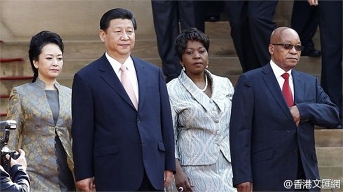 Bà được báo chí ca ngợi và đặt bên cạnh những đệ nhất phu nhân nổi tiếng về gu thời trang như Michelle Obama