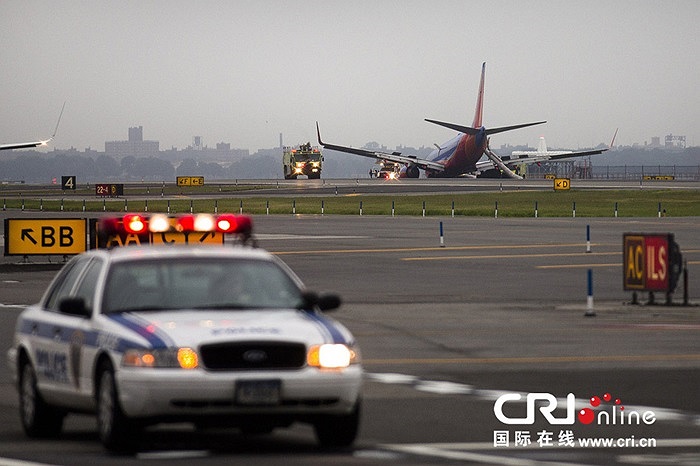 Chiếc máy bay Boeing 737 màu xanh đỏ của hãng hàng không Southwest Airlines chúi đầu xuống đường băng 
