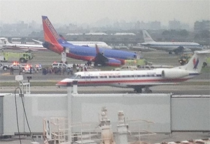 Boeing 737 chúi đầu xuống đường băng 