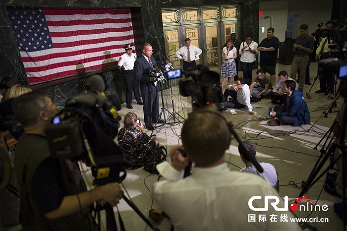 Sân bay LaGuardia đã bị đóng cửa tạm thời, nhưng được mở lại sau đó