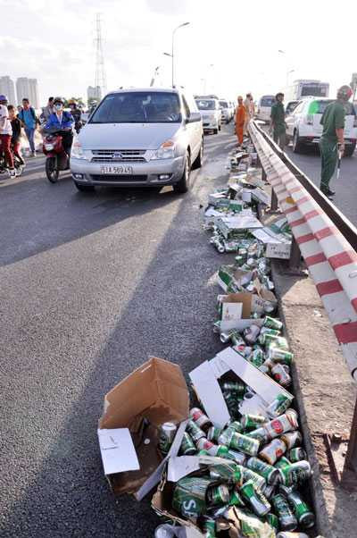 mưa bia, cầu sài gòn, giao thông tê liệt, xe tải chở bia, xe tải lật