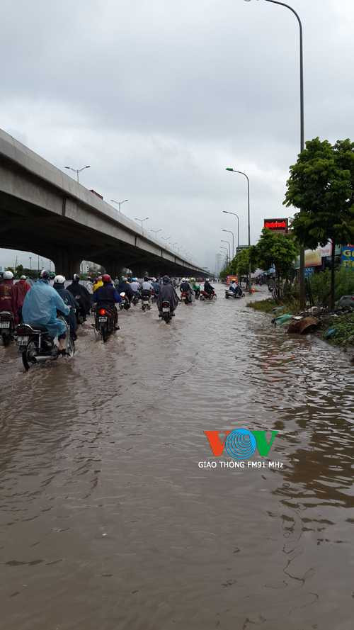 Đường Nguyễn Xiển ngập nước (Ảnh: VOV)