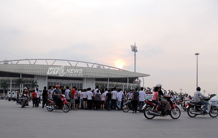 Quảng trường Mỹ Đình 17h15, dòng người xếp hàng đã lấn tới 2/3 lòng quảng trường.