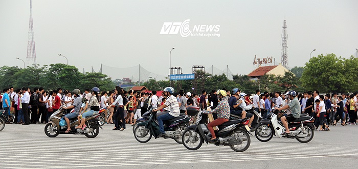 Tất cả các phương tiện lưu thông qua Quảng trường đều phải dạt về phía cuối hàng để tìm đường đi.
