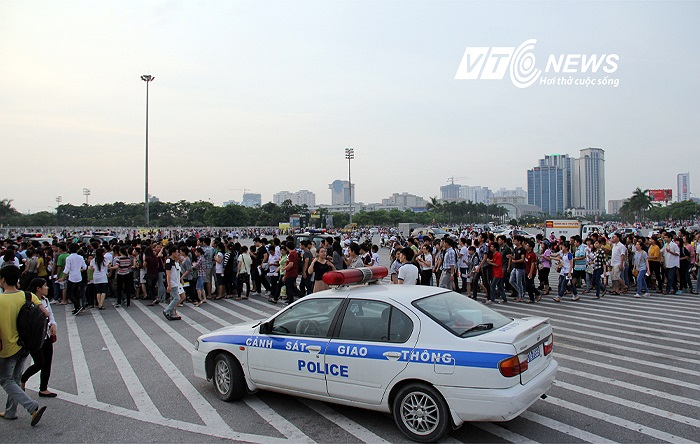 Sau gần 1 giờ rồng rắn vào bên trong sân, Quảng trường Mỹ Đình vẫn bị chắn ngang