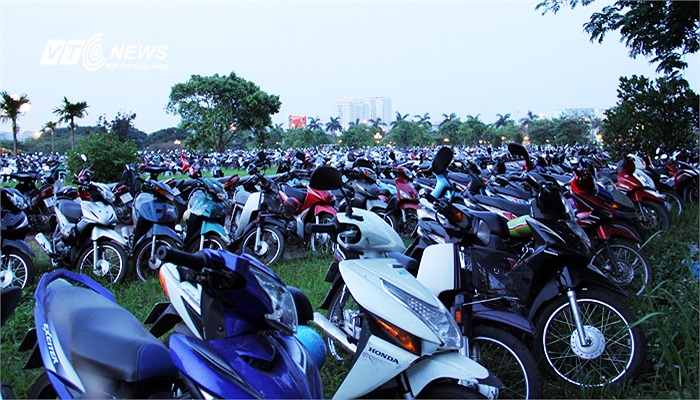 Bãi gửi xe bên cạnh sân Mỹ Đình. Giá vé cho mỗi chiếc xe càng về sau càng đắt. Từ 20 nghìn tăng lên 40 nghìn đồng/chiếc.