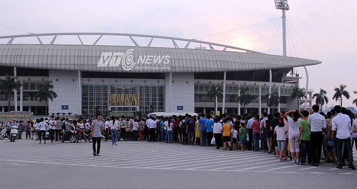 Dòng người nối dài tớ cả 100m.