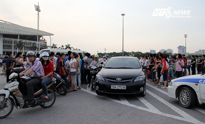 Một chiếc ô tô xé hàng để lách qua.