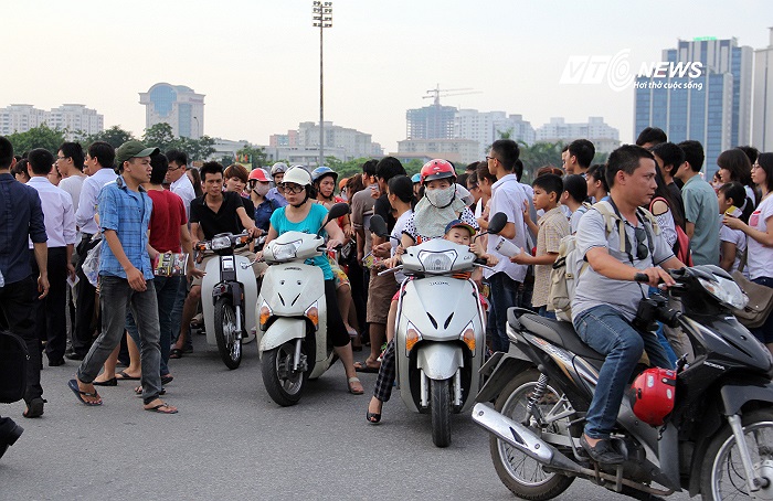 Tiếp đến, xe máy cũng cắt hàng để đi qua.