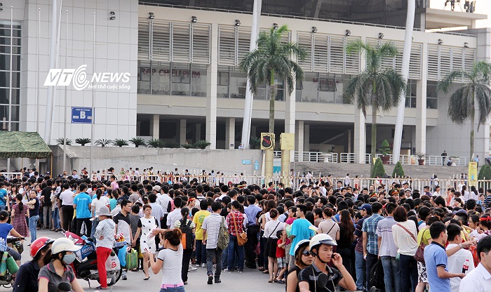 17h30, bên ngoài sân Mỹ Đình đã đông nghịt. Ước tính có khoảng 2,5 vạn người đã đến sân.