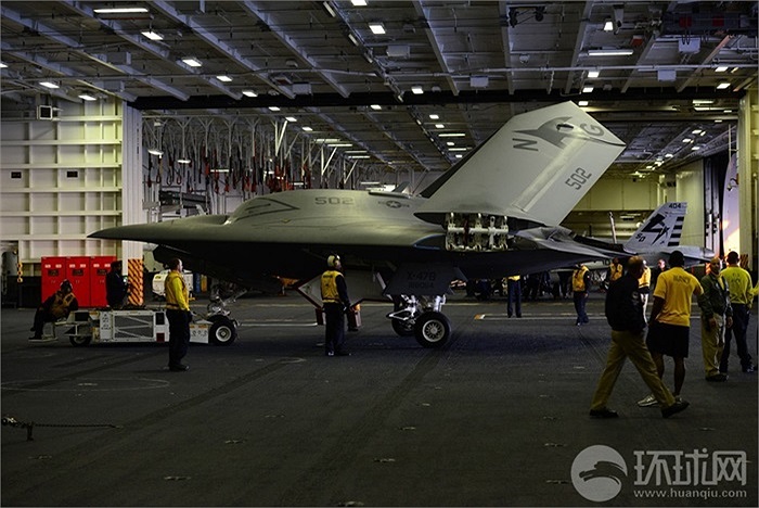 X-47B là máy bay không người lái đầu tiên được thiết kế đặc biệt để cất cánh và hạ cánh xuống tàu sân bay của Mỹ