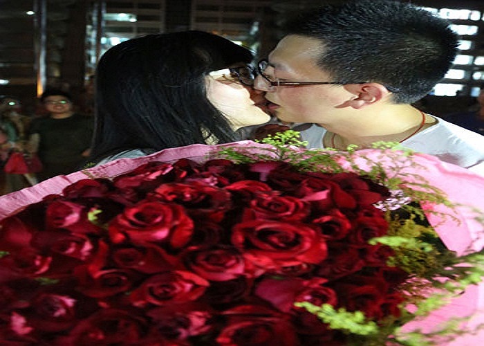 Cặp đôi hạnh phúc trao cho nhau nụ hôn say đắm trước đông đảo bạn bè và thầy cô giáo.