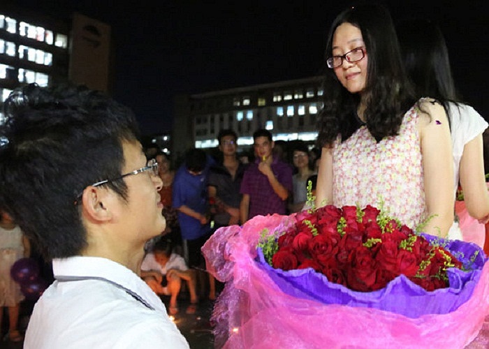 Cậu thanh niên 23 tuổi này cũng mạnh dạn quỳ gối tỏ tình cô người yêu.