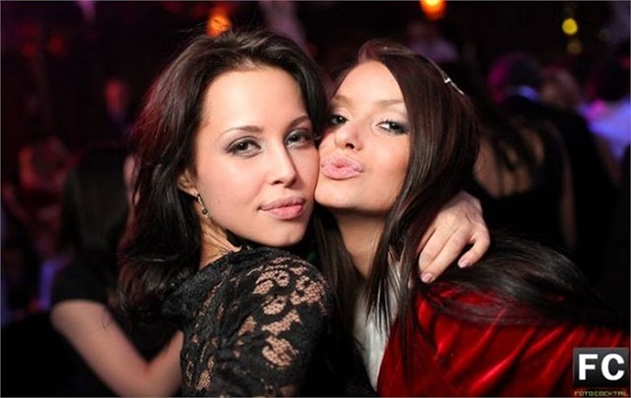 Một thiếu nữ ăn mặc sexy trong hộp đêm ở Moscow, Nga