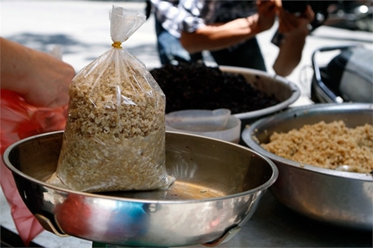 Một cân rượu nếp cái hoa vàng hay nếp cẩm được bán với giá 60.000 đến 70.000 đồng. Thường thì rượu nếp được đóng vào túi, tùy theo số lượng mà khách yêu cầu. (Ảnh: PetroTimes)