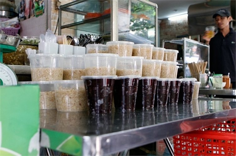 Cũng có nơi đóng sẵn rượu nếp vào hộp cho khách hàng dễ mua. (Ảnh: PetroTimes)