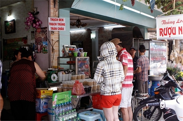 Gần tới giữa trưa, các cửa hàng bán rượu nếp càng tấp nập. (Ảnh: PetroTimes)