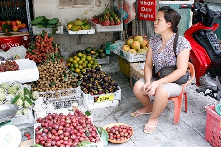Theo chị Nguyệt, một người chuyên bán hoa quả thì Tết Đoan Ngọ những loại hoa quả như mận, vải, thanh long, măng cụt... được nhiều người chọn mua. Trước đây trong ngày này, người ta đã đi mua từ sớm để thắp hương nhưng dạo gần đây người ta thường mua