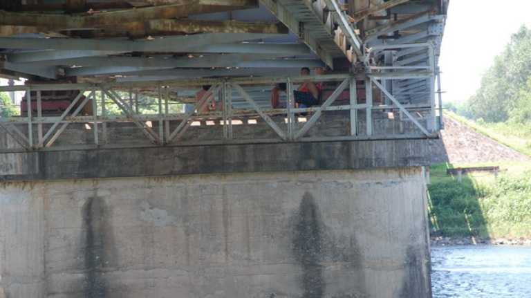 Học sinh chui gầm cầu tránh nóng