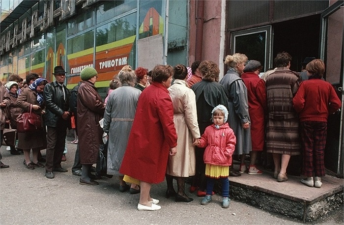 Người dân xếp hàng bên ngoài cửa hàng thực phẩm ở Novokuznetsk