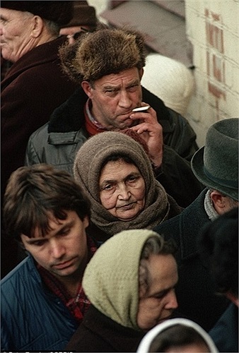 Hàng người chờ đợi mua bánh mỳ ở Matxcơva