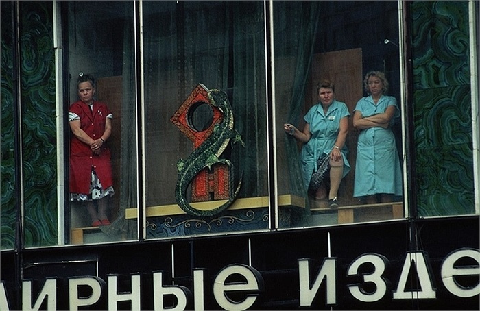 3 nữ nhân viên cửa hàng theo dõi một đám tang trên phố sau cuộc đảo chính bất thành ngày 19/8/1991