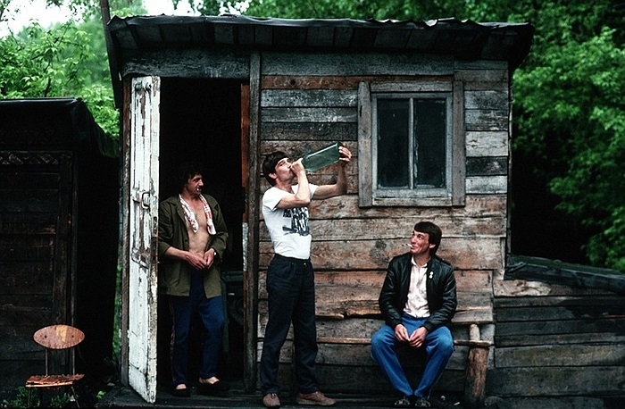 Những người đàn ông Siberia đứng bên ngoài căn lều ở Novokuznetsk