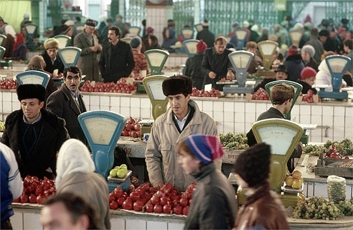 Người bán, người mua trong một khu chợ ở Kaluga, tháng 11/1991