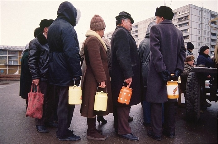 Mang cặp lồng đi mua đồ ăn ở Tula, tháng 11/1991