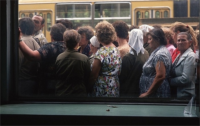 Chờ đợi số thực phẩm bổ sung sau khi các cửa hàng không còn gì để bán