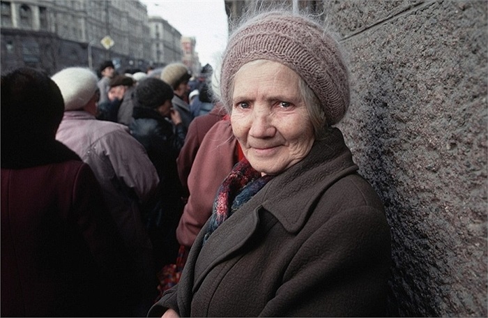 Người phụ nữ trong hàng người chờ đợi thực phẩm ở thủ đô Matxcơva
