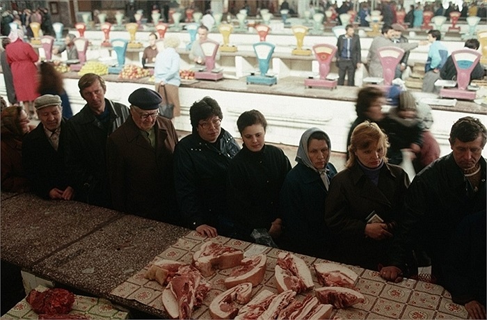 Người dân xếp hàng mua thịt xông khói trong cửa hàng quốc doanh ở Novokuznetsk