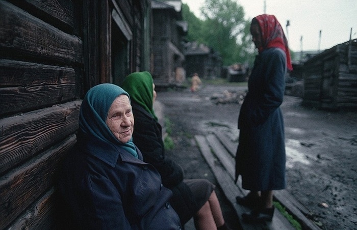 Những người phụ nữ Siberia bên ngoài hầm mỏ và nhà máy sản xuất thép ở Novokuznetsk