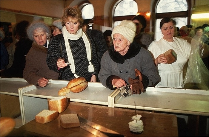 Dòng người chờ mua thực phẩm trong các cửa hàng quốc doanh