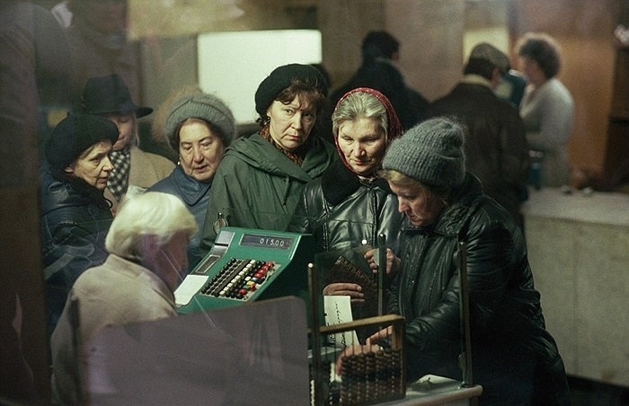 Khung cảnh mua sắm ở một cửa hàng tại Matxcơva trước khi Liên Xô tan rã