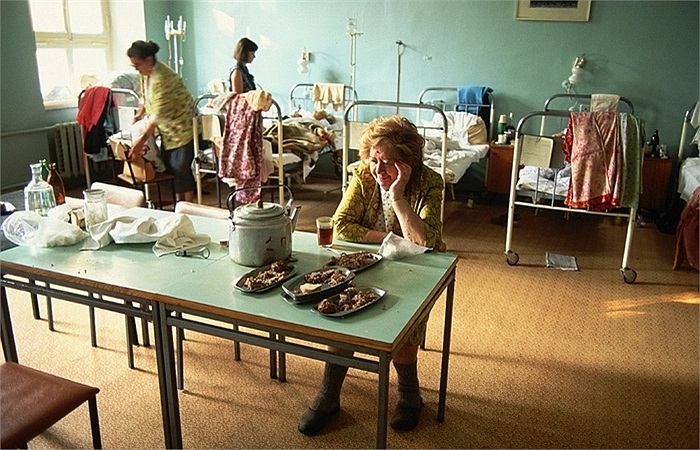 Bệnh nhân và suất ăn trong viện của mình ở Matxcơva tháng 7/1991
