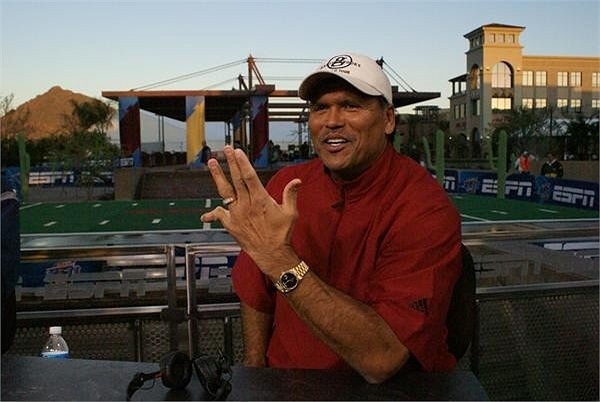 Ngón tay bị nghiêng sang hẳn một bên