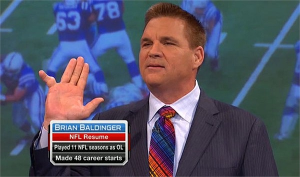 Đây là kết quả của việc dùng tay đón những cú ném bóng cực mạnh trong môn bóng bầu dục