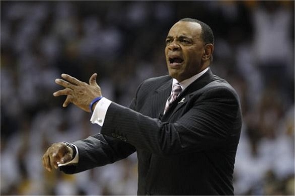 HLV đội bóng rổ Memphis Grizzlies cũng có bàn tay dị thường 