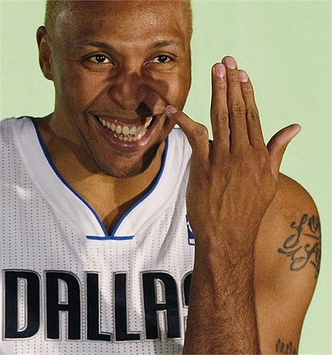 Cầu thủ bóng rổ Shawn Marion của đội bóng Dallas Mavericks sẽ sống chung với ngon tay dị dạng này đến cuối đời